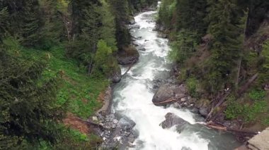 Azgın dağ nehir. Vahşilik temiz, temiz su dağ nehir.
