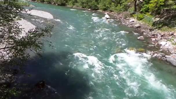 Tomboló hegyi folyó. Vadság, a tiszta, tiszta víz, a hegyi folyó. — Stock videók
