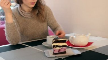 Kafede çay fincan okşayarak yakın çekim el. Restoran sıcak içecek ve pasta kadında