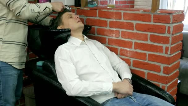 Mann wäscht sich im Friseursalon den Kopf — Stockvideo