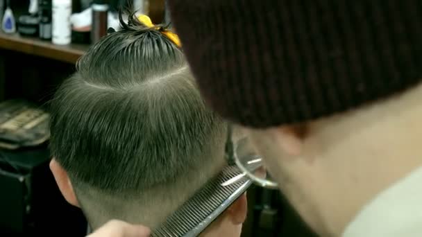 Friseur schneidet dem Kunden mit Schere die Haare — Stockvideo