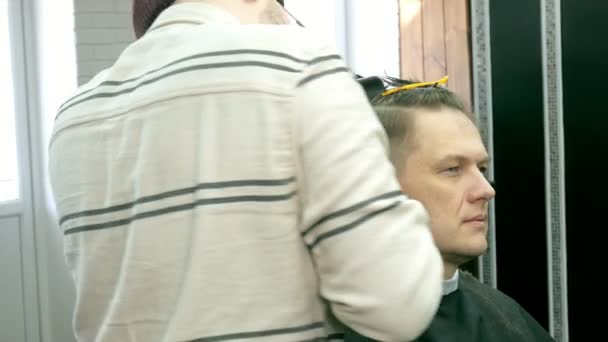 理髪師ハサミでクライアントの髪をカットします。 — ストック動画
