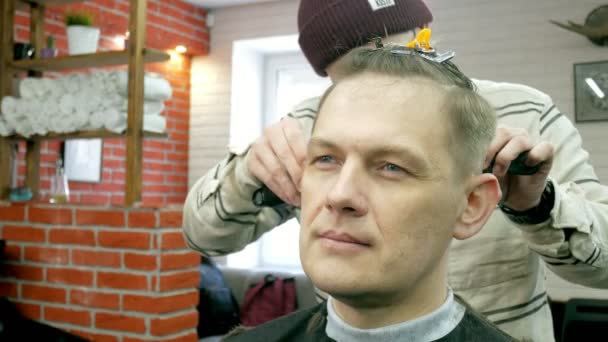 理髪師ハサミでクライアントの髪をカットします。 — ストック動画