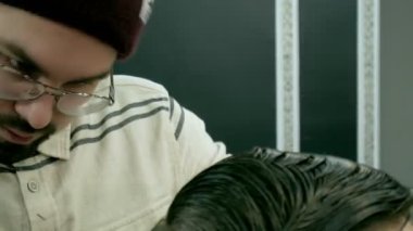 Kuaför Saç istemcinin makas ile keser.