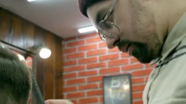 Kuaför Saç istemcinin makas ile keser.