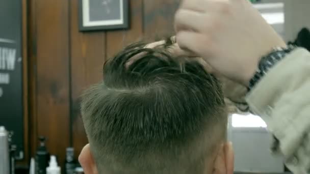 Friseur schneidet dem Kunden mit Schere die Haare — Stockvideo