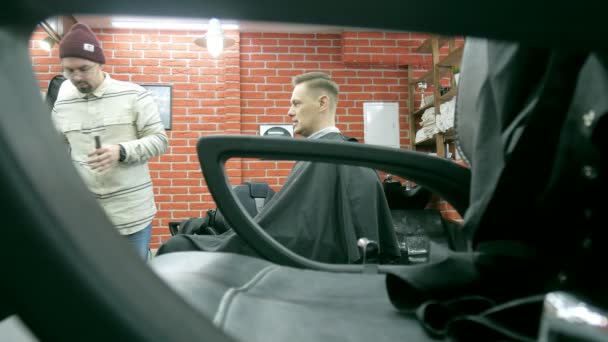 Peluquero corta el cabello del cliente con tijeras — Vídeo de stock