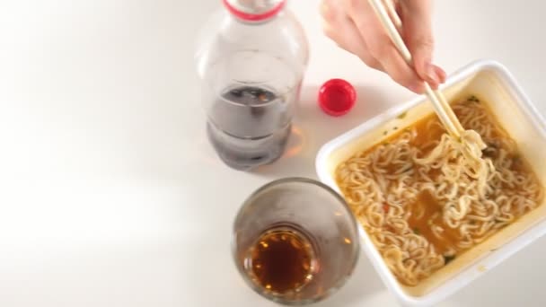 Cooking, instant noodles, on the table, close-up — Stock Video