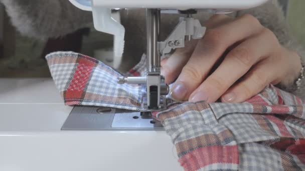 Een vrouw naait op een naaimachine — Stockvideo