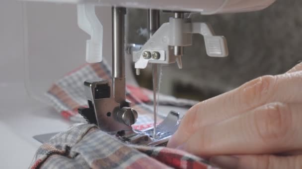 Una mujer cose en una máquina de coser — Vídeo de stock