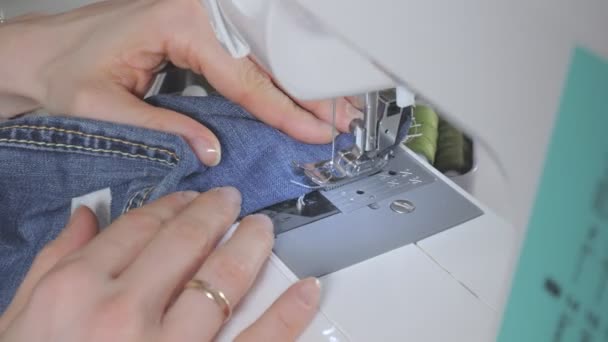 Uma mulher costura em uma máquina de costura — Vídeo de Stock