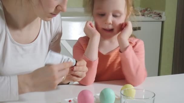 Mãe e filha desenhar ovos de Páscoa com tintas coloridas — Vídeo de Stock