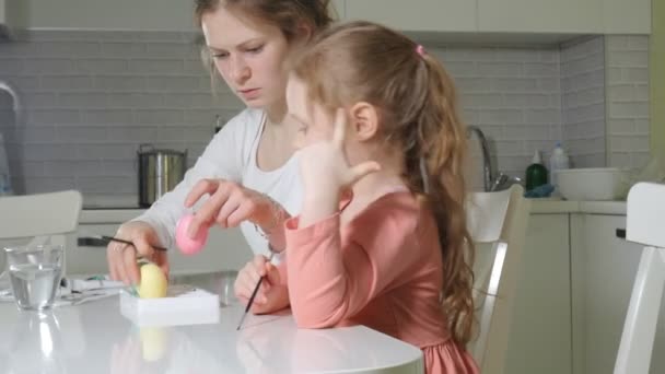 Anne ve kızı Paskalya yumurtaları renkli boya ile çizmek — Stok video