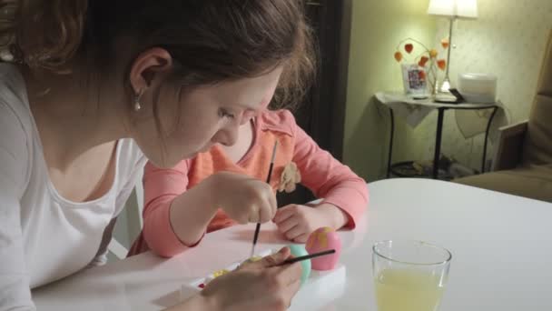 Anya és lánya felhívni a húsvéti tojás, színes festékek — Stock videók