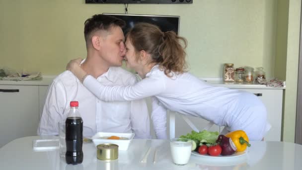 Manželka a manžel sedí u stolu a jedli čínské nudle a čerstvou zeleninou. Koncept správné výživy a zdravého životního stylu — Stock video