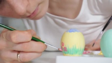 Anne ve kızı Paskalya yumurtaları renkli boya ile çizmek