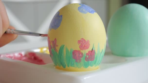 Madre e hija dibujan huevos de Pascua con pinturas de colores — Vídeos de Stock