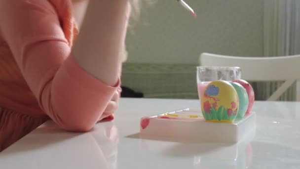 Madre e hija dibujan huevos de Pascua con pinturas de colores — Vídeos de Stock