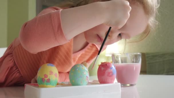 Mãe e filha desenhar ovos de Páscoa com tintas coloridas — Vídeo de Stock