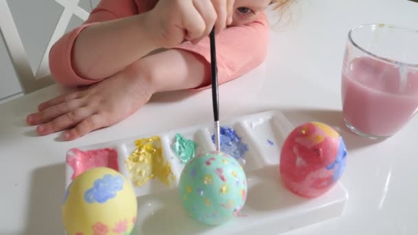 母と娘は、イースターの卵を着色されたペンキを描画します。 — ストック動画