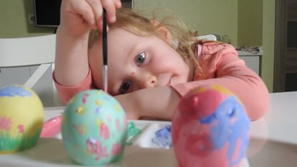 Madre e figlia disegnano uova di Pasqua con vernici colorate — Video Stock