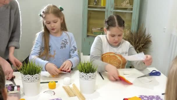 Girls at the lesson with the teacher sew a soft toy with their own hands — Stock Video
