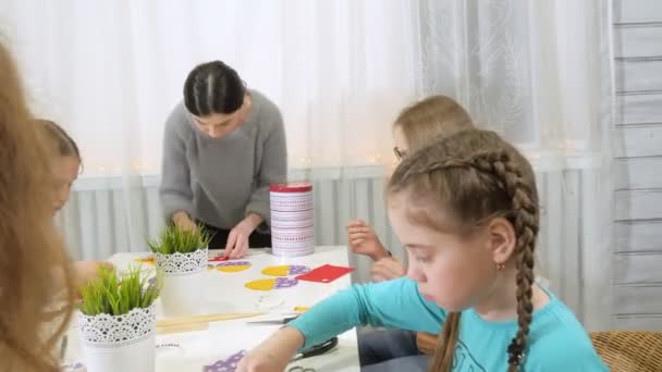 Filles à la leçon avec le professeur coudre un jouet doux avec leurs propres mains — Video