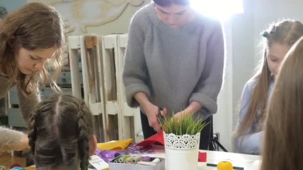 Las niñas en la lección con el maestro coser un juguete suave con sus propias manos — Vídeos de Stock