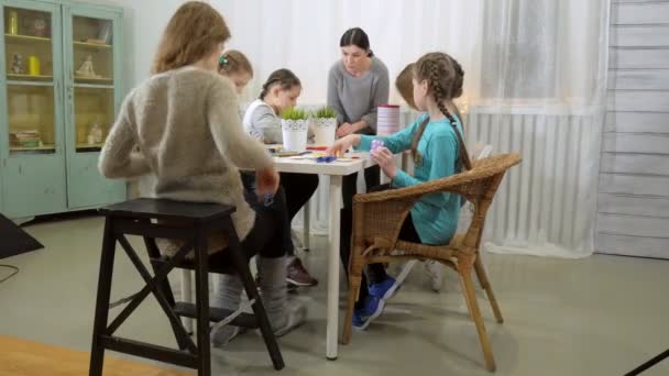 Las niñas en la lección con el maestro coser un juguete suave con sus propias manos — Vídeo de stock