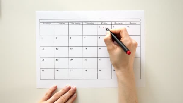 Meld u de dag in de kalender met een pen, een glimlach te trekken — Stockvideo