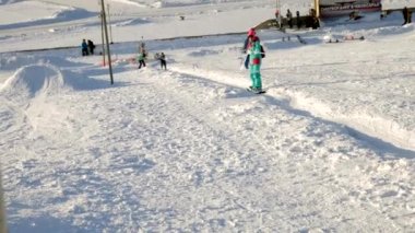 Video kar kayak pistleri, çizgiler ve Vadisi Parkı içinde Wasatch kaldır. Kayak ve snowboard aileleriyle güneşli bir gün. Renkli Kış sıcak giysiler. Yokuş aşağı çare arıyor.