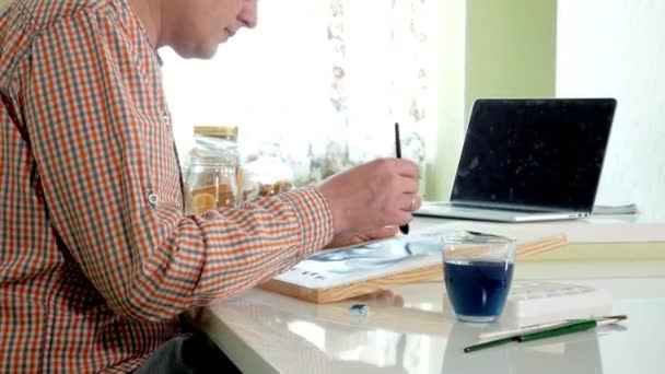 Hombre adulto pintar con pinturas de acuarela de colores en un estudio en casa — Vídeo de stock