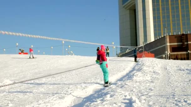 Vídeo de pistas de esqui de neve, linhas de elevação e vale do Parque no Wasatch. Dia ensolarado com famílias em esquis e snowboards. Roupas quentes coloridas de inverno. Olhando para baixo inclinação para recorrer . — Vídeo de Stock