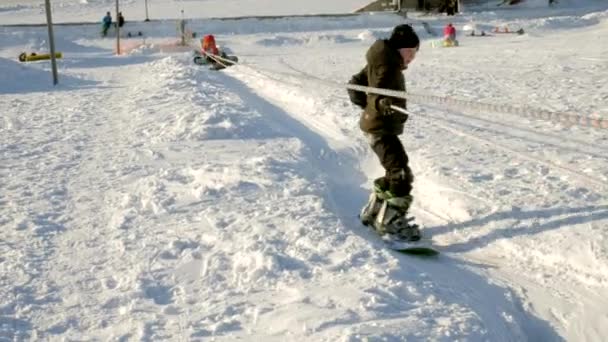 Vídeo de pistas de esquí de nieve, líneas de elevación y valle de Park in the Wasatch. Día soleado con familias en esquís y snowboard. Ropa de abrigo de invierno colorido. Mirando cuesta abajo para recurrir . — Vídeos de Stock