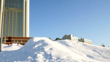 Video kar kayak pistleri, çizgiler ve Vadisi Parkı içinde Wasatch kaldır. Kayak ve snowboard aileleriyle güneşli bir gün. Renkli Kış sıcak giysiler. Yokuş aşağı çare arıyor.