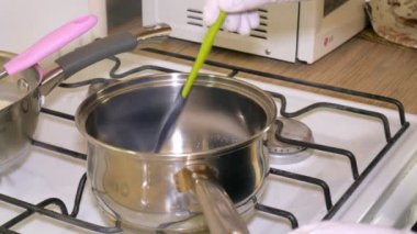 Ev mutfak, tatlı macaroons için hamur ve krem hazırlama kadın yakın çekim