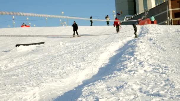 Vídeo de pistas de esqui de neve, linhas de elevação e vale do Parque no Wasatch. Dia ensolarado com famílias em esquis e snowboards. Roupas quentes coloridas de inverno. Olhando para baixo inclinação para recorrer . — Vídeo de Stock