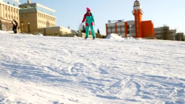 Video kar kayak pistleri, çizgiler ve Vadisi Parkı içinde Wasatch kaldır. Kayak ve snowboard aileleriyle güneşli bir gün. Renkli Kış sıcak giysiler. Yokuş aşağı çare arıyor. — Stok video