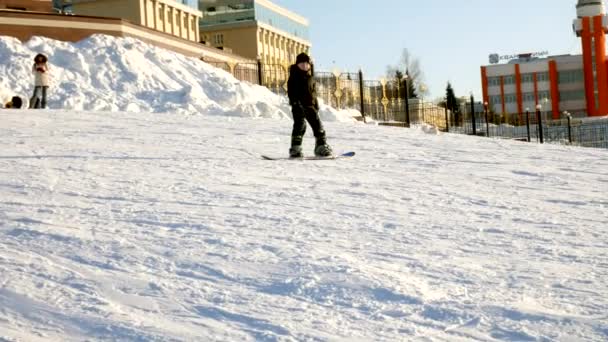Video van de sneeuw ski-pistes, liften lijnen en vallei van het Park in de Wasatch. Zonnige dag met families op de Ski's en snowboards. Kleurrijke winter warme kleren. Op zoek naar beneden de helling toevlucht nemen. — Stockvideo