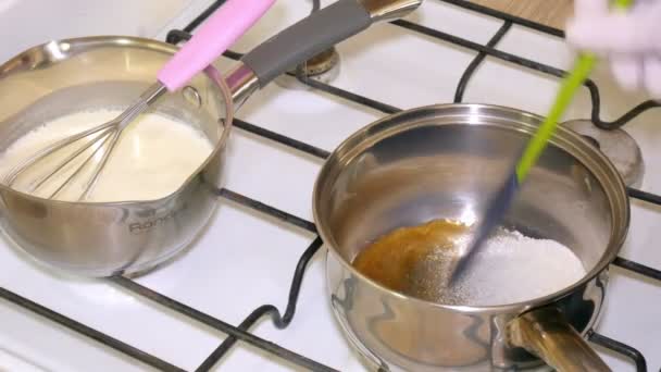 Mujer preparando masa y crema para macarrones de postre en la cocina casera, primer plano — Vídeo de stock