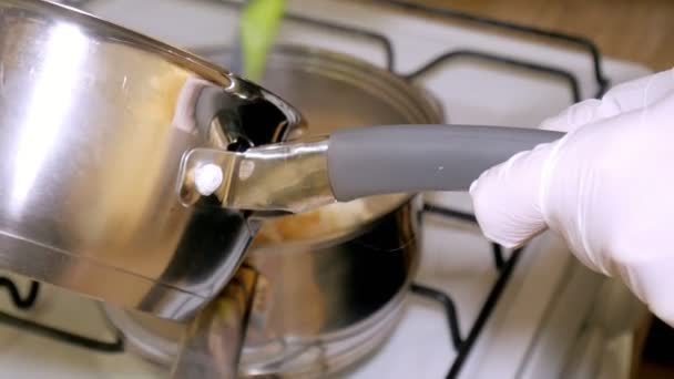 Mujer preparando masa y crema para macarrones de postre en la cocina casera, primer plano — Vídeo de stock