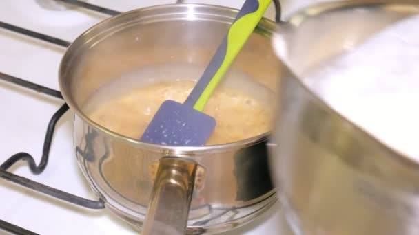 Előkészítése tészta és a krém desszert macaroons otthoni konyhában, nő közelről — Stock videók