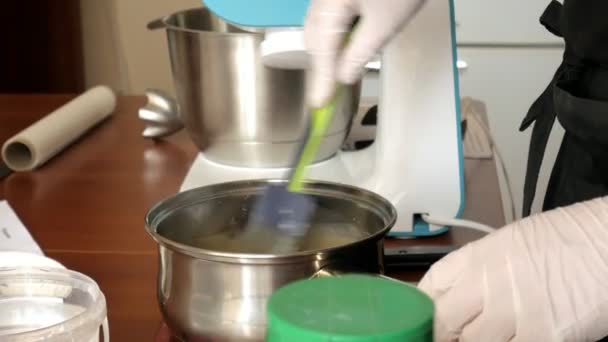 Mulher preparando massa e creme para macaroons de sobremesa na cozinha doméstica, close-up — Vídeo de Stock