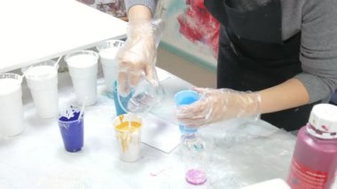 kadın hazırlar ve sanat sıvı resmini çizmek için boyalar boyalar