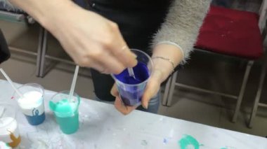 kadın hazırlar ve sanat sıvı resmini çizmek için boyalar boyalar