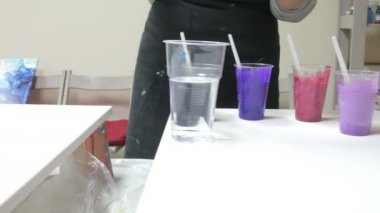 kadın hazırlar ve sanat sıvı resmini çizmek için boyalar boyalar