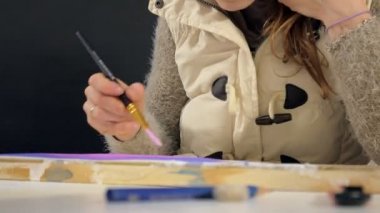 Yetişkin kadın bir sanat okulu olarak renkli akrilik boya ile boyayın