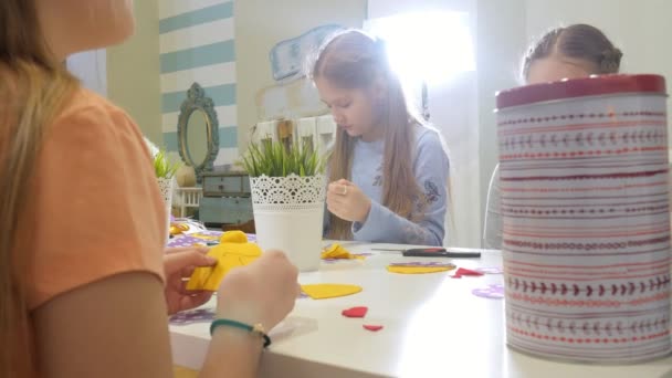 Meninas na lição com o professor costurar um brinquedo macio com suas próprias mãos — Vídeo de Stock