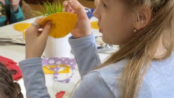 Las niñas en la lección con el maestro coser un juguete suave con sus propias manos — Vídeo de stock