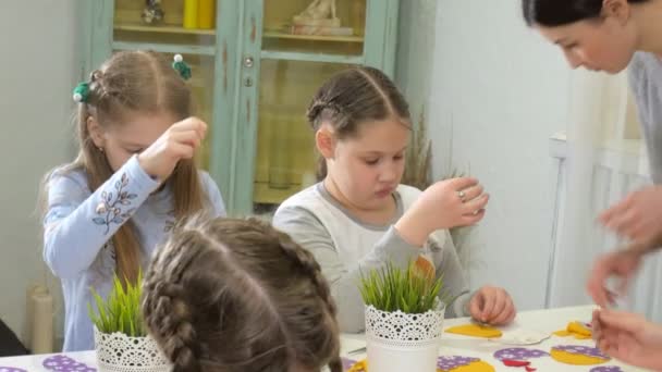 Girls at the lesson with the teacher sew a soft toy with their own hands — Stock Video